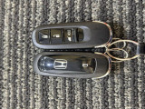 一度使ったら手放せなくなるスマートエントリーキーシステムです。 鞄やポケットの中に入れたままでもドアロック、解除、エンジン始動も出来ます。 重い荷物を持っていてもKEYを出す手間も無くとっても便利です