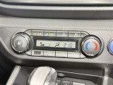 【オートエアコン】「AUTO」スイッチを押すだけで、冷暖房の切り替えや風量、吹き出し口の調整などを自動で行います。