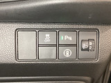 ハンドルの右側にはヘットライトリベライザーとHondaセンシング用のメインスイッチがついています。ヘッドライトリベライザーは道路状況や積荷の加重に応じてライトの高さを調節できます。