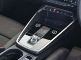 内装はシンプルに使い勝手を考え作られています。お車を運転する感覚をダイレクトに体感して頂けます。室内も広くロングドライブにも快適にお過ごしいただけます。