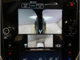 左右のサイドカメラ映像を同時に表示し、車両周囲の死角をしっかりカバー。狭い道や駐車時の接触リスクを減らし、安心して操作できる視界を確保します。