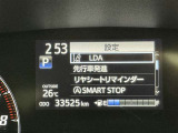 レーンディパーチャーアラートとは車線または走路からの逸脱の可能性を警告すると共に、車線または走路からの逸脱を避けるためのハンドル操作の一部を支援する機能です。詳細は販売店スタッフまでおたずねください。