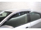 オプションのドアバイザーが装備!!タバコ・ペットなどの臭いが室内にこもるのが嫌な方、換気機能はもちろんのこと降雨時にも少しだけ窓を開けておくことが可能です!