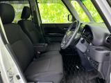 運転席まわりは視界が広く、前方や左右の様子を確認しやすいレイアウトです。シートやドアまわりは落ち着いた色合いでまとめられ、毎日の移動にもなじみやすい空間になっています。
