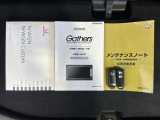 スマートキーは鍵をバッグに入れたままでもドアロックの開閉やエンジンのON・OFFができます。夜間や雨の日も鍵を探さなくて良いので便利です。