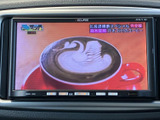 テレビ番組を画面で視聴でき、停車中の待ち時間にも映像を楽しめます。画面内に番組映像が表示されるため、休憩時の過ごし方のひとつとして活用しやすい装備です。