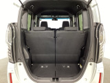 開口部も広く荷物の積み下ろしもしやすいお車となっております。シートの背もたれは5:5の割合で背もたれを可倒でき、前後のシートスライドもできるので荷室をひろげることができます。