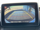 駐車時に後方の様子を画面で確認でき、ガイド表示も備わっています。周囲を見渡しながら車庫入れを進めたい場面で、確認をサポートしてくれる便利な装備です。