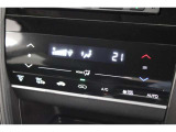 フルオートエアコンが装備されています!お好みの温度設定をするだけでエアコンの風量やモードの切り替えを自動でコントロールしてくれます!ユーザーの操作が少なく燃費走行にもつながります!