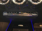 メモリー付きパワーシートが装備されている車両はシートの位置・ドアミラーの角度・ハンドルの位置を3名まで記憶出来ます。