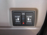 狭い駐車場や壁際でもドアをぶつける心配が少なく開けられる両側スライドドアです。両側共に電動で、開閉操作も楽々です!