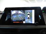 車両を上方から見たような映像をナビ画面に表示するパノラミックビューモニターです。