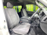 運転席まわりには十分なスペースがあり、大柄な方でもゆったり運転していただける環境です。