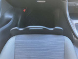 【買い物アシスト】助手席シートクッションの上に置いた小物(ハンドバッグなど)が急ブレーキをかけたときにシートの下に落下するのを防止します。買い物アシストを上に持ち上げて使用します。