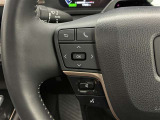 運転中、オーディオの操作をしてて、ハッとしたことはありませんか?ステアリングスイッチは、運転中でもハンドルでオーディオの操作が可能です。安全なドライブをサポートします。