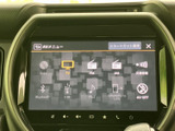テレビやラジオ、ディスク、Bluetoothなど複数のメニューが表示され、聴きたい音源を選びやすい構成です。日常の移動時間に合わせて音楽や放送を楽しめます。