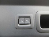 スイッチひとつで電動開閉できるパワーリヤゲート♪荷物などで手がふさがっている時や離れた場所からでも、スマートにカーゴルームにアクセスできます!!