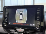 【PVM】映像を合成して、車を真上から見下ろしたような映像をナビゲーション画面に表示する機能です。運転席からでは見にくい車の周囲の状況を把握し、駐車や狭い道での走行などを安全に行えます。