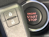 【キーレススタートシステム】カバンやポケットに入れたままでもドアの施錠・解錠が可能なスマートキーを装備。エンジンのオン・オフ時もカギを取り出す必要が無いからとっても便利です♪