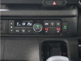 フルオートエアコン搭載。好みの温度に設定するだけで、風向や風量を自動でコントロール!いつでも快適な車内環境に。さらに、体を直接温めるシートヒーター付きで寒い季節も暖かく過ごせます。