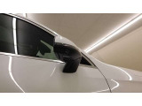ブラインドスポットアシストは、走行中車両の斜め後ろの死角エリアをモニタリングし、ドアミラー内蔵のインジケーターを点灯させて注意喚起し、安全な走行のサポートをします。