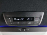 ルーフに付いている後席用のエアコンコントロールパネル