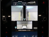 左右のサイドカメラ映像を同時に表示し、車両周囲の死角をしっかりカバー。狭い道や駐車時の接触リスクを減らし、安心して操作できる視界を確保します。