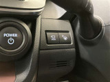 【パノラミックビューモニター】映像で、見づらい車両周辺の確認をアシスト。クルマを真上から見ているような映像を表示。 運転席から確認しにくい車両周囲の状況を把握。