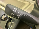 ワイパーの操作表示がレバーにまとめられ、設定を手元で確認しやすくなっています。雨天時など視界を整えたい場面で、必要な操作を迷いにくい配置が日常使いに便利です。