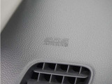 ◆助手席エアバッグ◆SRSエアバッグは、シートベルトだけでは防ぎきれない衝突時の衝撃から乗員を守るための安全装置。衝突時に瞬時に膨らみ、頭部や胸部がダッシュボードに直接衝突するのを防ぎます。