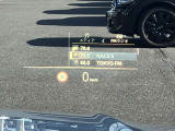 人気のヘッドアップディスプレイ!現在の車速、ナビゲーション・システムによるルート案内の矢印表示、チェック・コントロール、前車接近警告など、さまざまな情報をドライバーの視界内に直接表示いたします!