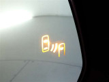 【BSM(ブラインドスポットモニター)】・・・隣の車線を走る車両をレーダーで感知。車両を感知するとドアミラーに搭載されたLEDインジケーターが点灯。