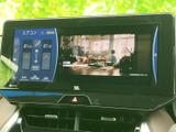 映像を画面に表示でき、停車中にテレビや映像を楽しみたい場面に便利です。エアコンの表示も同じ画面に見やすくまとまり、車内での時間を過ごす際に使いやすい装備となっています。
