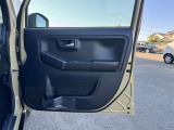 運転席ドアの内張です!使用感が少なくきれいな状態です!ドリンクホルダーや収納も備わっています!