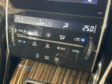 【左右独立型フルオートエアコン】運転席と助手席でそれぞれお好みの温度に設定可能。同乗者にも配慮した、快適な空調をお届け致します。