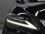 LEDヘッドランプにはアダプティブハイビームシステム「AHS」を採用。光検出カメラで車両検出をし、先行車や対向車に直接ハイビームを当てないように部分遮光します。
