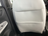 【シートバックポケット】すぐ手に取りたいアイテムをスマートにしまっておけます。限られた空間を有効に活用でき、長距離のドライブでも車内を清潔感のある落ち着いた状態に保ってくれる実用的な機能です