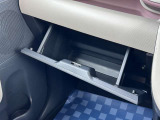 助手席側にあるグローブボックスには車検証もバッチリ入ります♪