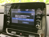 画面上に案内や選択肢が表示され、必要な情報を見ながら確認を進められます。周囲のボタンも配置が分かりやすく、車内での操作を落ち着いて行える実用的な装備です。