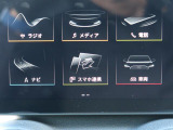 スマートフォンとAudiをUSBケーブルを介し接続。AppleのCarPlayやAndroid Autoのアプリを通じて、スマートフォンのコンテンツをMMIディスプレイに表示します。