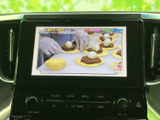 テレビ番組を画面で楽しめる装備を備えています。駐車中の待ち時間や休憩時に映像を視聴でき、車内で過ごす時間をより充実させたい方にも便利な機能として活用いただけます。