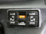 【電動スライドドアボタン】 車内からも開閉可能なスライドドアスイッチが付いています☆ (^_-)-☆ お荷物を抱えてドアが開けられないなんて事もありますよね!そんなお連れ様にも喜ばれる♪親切な機能です