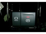 「P」ポジションに入れると自動で作動。「HOLD」スイッチを押し、システムONの状態にしておくことで、渋滞や信号待ちなどでブレーキを踏んで停車したときにブレーキを保持。アクセルを踏むと解除。