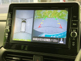 後方映像に加えて車両周囲の表示も確認でき、駐車時の周囲確認をサポートします。画面上のガイド表示を目安にしながら、ゆっくり安全に後退できます。