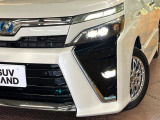 【LEDヘッドライト】悪天候や夜間走行時も良好な視界を確保し安心して運転できる高輝度LEDヘッドライトを装備!点灯速度が早く、消費電力も抑えられています。
