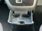 運転席jの手の届きやすい位置に設置されたドリンクホルダーです。
