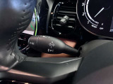 MINIの運転席操作部は、中央に構えるディスプレイが最大の特徴です。航空機を思わせるトグルスイッチなど、直感的で遊び心のあるメカニカルな操作感が、ゴーカートのような走りの高揚感を高めます。