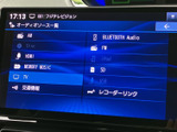 AM・FMやBluetooth Audio、テレビなど、画面には複数のオーディオソースが並びます。聴きたい音源を一覧から選びやすく、普段の移動時間に合わせて使い分けられる便利な装備です。
