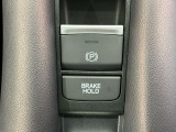 電動パーキングブレーキ、信号待ちや渋滞時などブレーキを踏み続ける場合に比べて足腰の疲労が軽減されるオートブレーキホールド付きです!