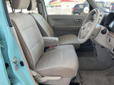 明るい色合いのシートとドア内張りで、乗り込む際にも車内がすっきりと感じられます。前席はゆったりした形状で、運転席からの視界も確保しやすい空間です。